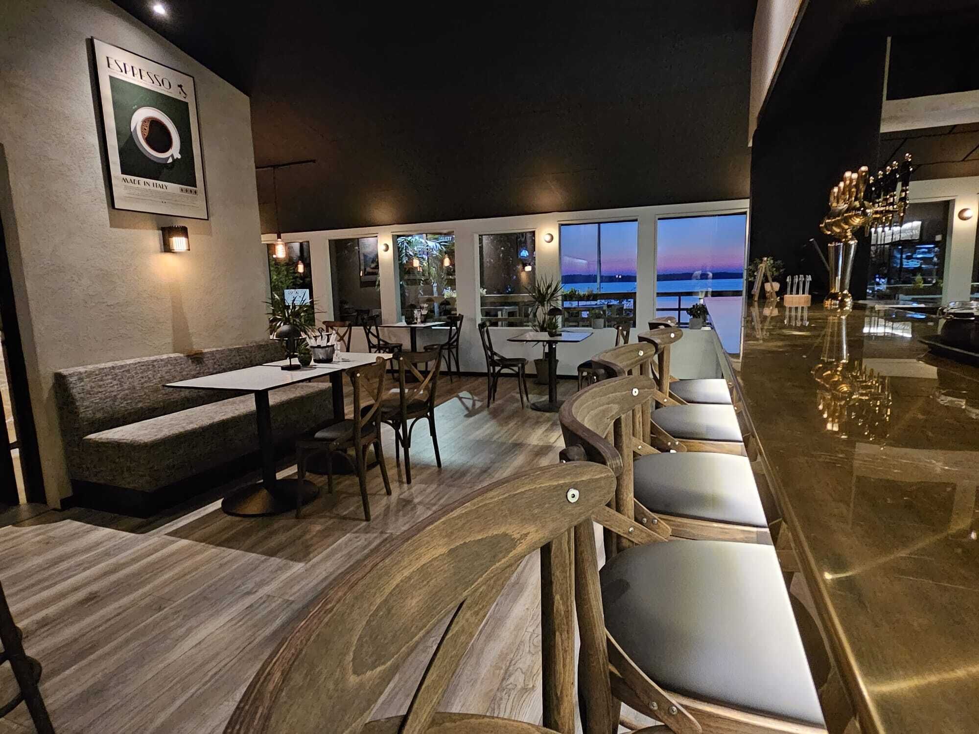 Se sirven almuerzos y cenas; cocina italiana; con vista a la playa