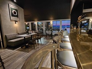 Se sirven almuerzos, cenas y cocina italiana (con vistas a la playa)