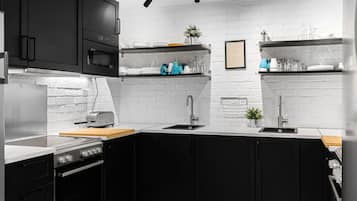 Frigorífico, microondas, horno y placa de cocina