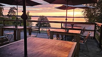 Lunch, dinner served; Italian cuisine, beach views