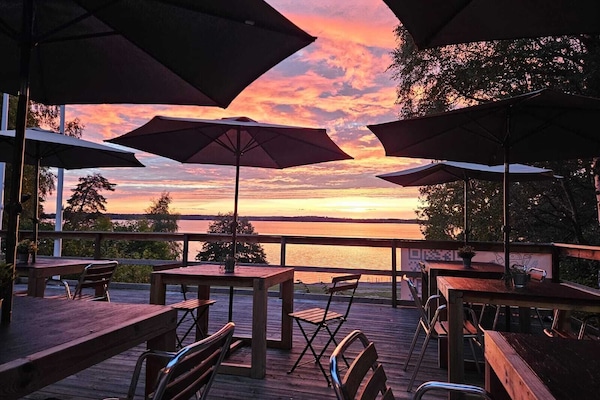 Serveert lunch, diner, Italiaanse gerechten, stranduitzicht