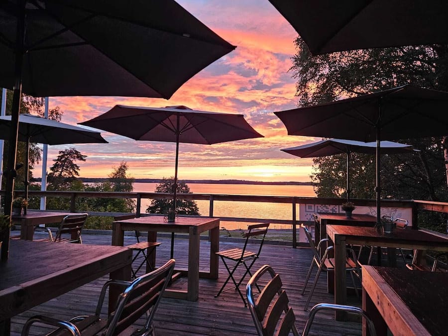 Se sirven almuerzos y cenas; cocina italiana; con vista a la playa