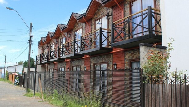 A row of townhouses with balconies, a metal fence, and a clear sky. - New apartment, 1A center of Villarrica (Villarrica, Araucania)