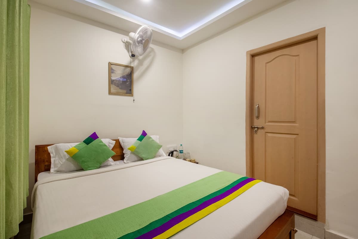 Economy Single Room | Desk, soundproofing, iron/ironing board (on request)