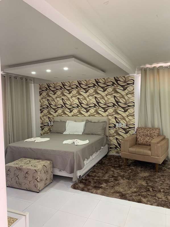 Suite, 1 très grand lit | Chambres insonorisées, Wi-Fi gratuit, draps fournis