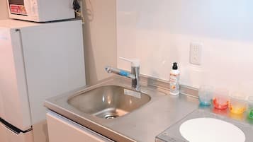 Geladeira, micro-ondas, cooktop, chaleira elétrica