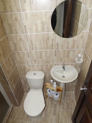 Comfort Studio (A) | Bathroom | Shower, towels, toilet paper