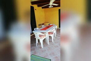 Outdoor dining - Sefora apartment with garden, 100 m from the beach. (Arbatax)