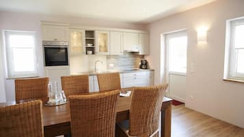 Appartement (Lüneburg) | Gemeenschappelijke keuken | Een koelkast, een oven, een kookplaat, een vaatwasser