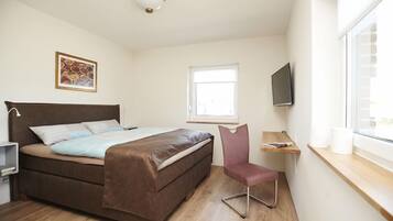 Apartment (Lüneburg), Shared Kitchen | 1 bedroom, individually decorated, individually furnished, desk