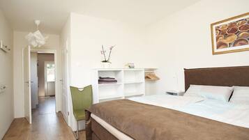 Apartment (Lüneburg), Shared Kitchen | 1 bedroom, individually decorated, individually furnished, desk