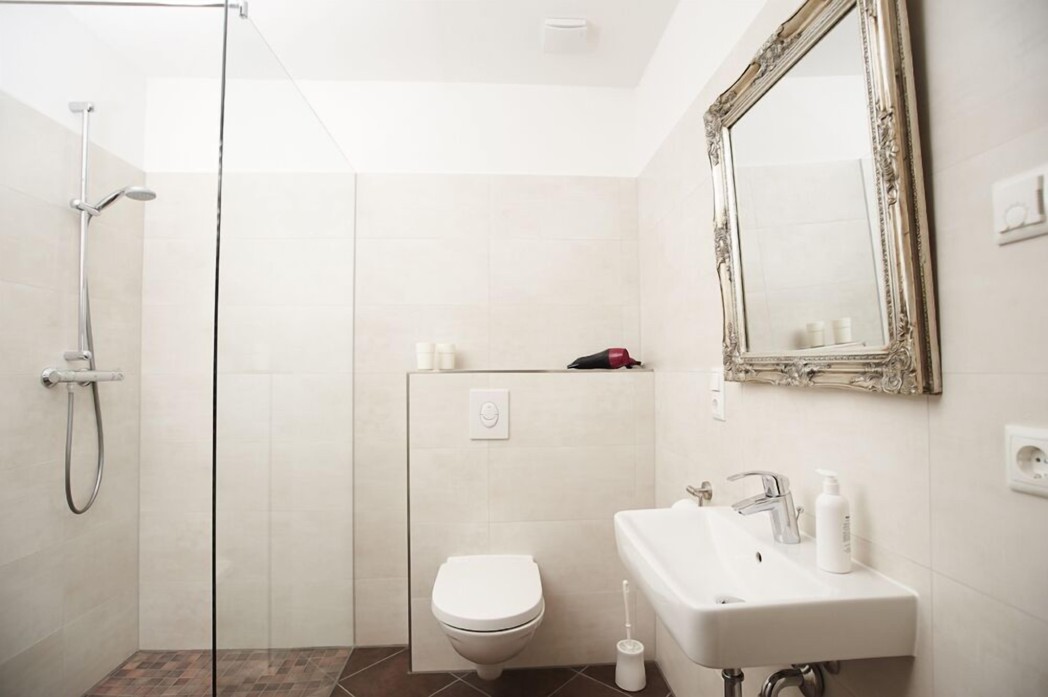 Appartement (Lüneburg) | Badkamer | Een douche, een haardroger, vloerverwarming, handdoeken