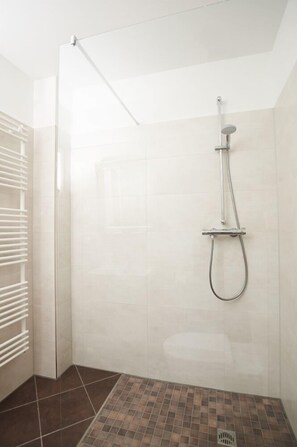 Appartement (Lüneburg) | Badkamer | Een douche, een haardroger, vloerverwarming, handdoeken