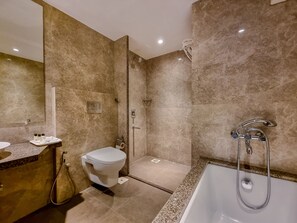 Un baño moderno con bañera, inodoro y ducha.