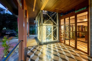 32-英寸纯平电视 （配备有线频道）、电视