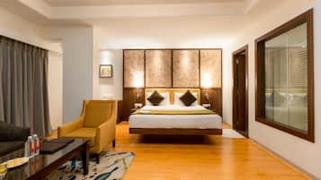 Suite | Bathroom | Shower, rainfall showerhead, free toiletries, towels