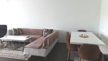 Apartment, 2 Schlafzimmer | Wohnbereich | Fernseher