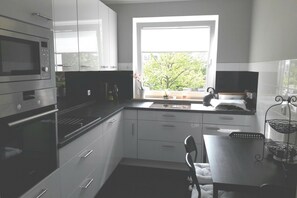 Departamento, 2 habitaciones | Cocina privada | Refrigerador, microondas, parrilla de estufa y tetera eléctrica 