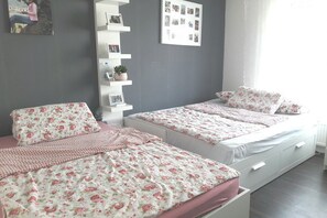 Apartamento, 2 quartos | Área de estar | TV