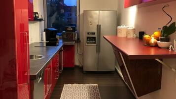 Kühlschrank, Mikrowelle, Herdplatte, Wasserkocher