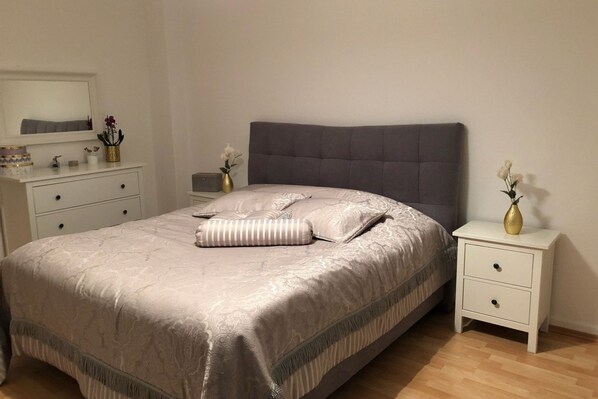 2 bedrooms, iron/ironing board, free WiFi, bed sheets