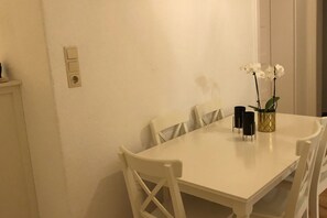 Ruokailu omassa huoneessa