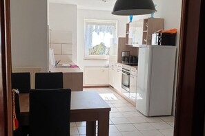 Kühlschrank, Mikrowelle, Herdplatte, Wasserkocher