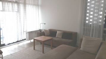 Setrika/meja setrika, Wi-Fi gratis, dan seprai linen