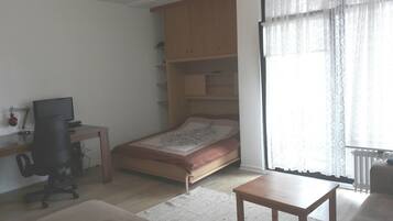 Setrika/meja setrika, Wi-Fi gratis, dan seprai linen