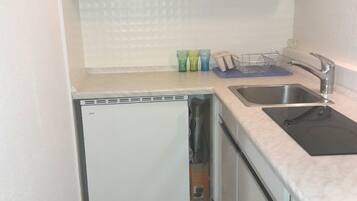 Fridge, stovetop, electric kettle, cookware/dishes/utensils