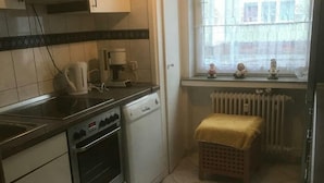 Fridge, microwave, stovetop, electric kettle - Private Apartment Letterstraße (Hannover)