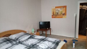 2 bedrooms, iron/ironing board, WiFi (free), bed sheets - Private Apartment Letterstraße (Hannover)