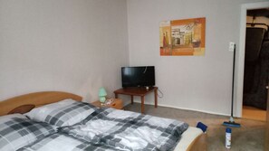 Iron/ironing board, free WiFi, bed sheets