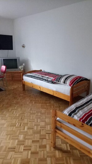 2 bedrooms, iron/ironing board, free WiFi, bed sheets - Private Apartment Letterstraße (Hannover)