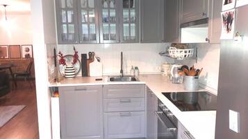 Fridge, stovetop, electric kettle, cookware/dishes/utensils