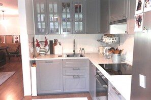 Geladeira, cooktop, chaleira elétrica