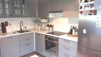 Fridge, stovetop, electric kettle, cookware/dishes/utensils