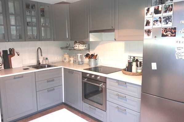 Geladeira, cooktop, chaleira elétrica