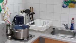 Fridge, microwave, stovetop, electric kettle - Private Apartment Bemeroder Anger (Hannover)