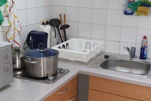 Fridge, microwave, stovetop, electric kettle