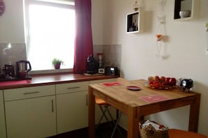Réfrigérateur, micro-ondes, plaque de cuisson, bouilloire électrique