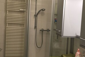 Dusche im Bad