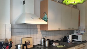 Kühlschrank, Mikrowelle, Herdplatte, Wasserkocher