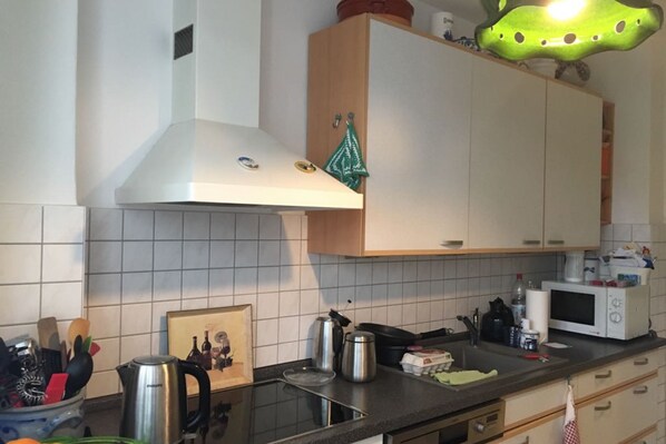 Kühlschrank, Mikrowelle, Herdplatte, Wasserkocher