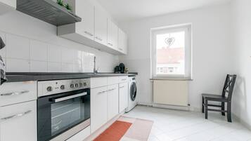 Kühlschrank, Mikrowelle, Herdplatte, Wasserkocher