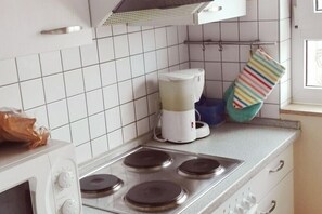 Kühlschrank, Mikrowelle, Herdplatte, Wasserkocher