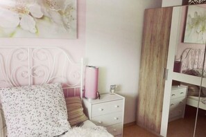 2 bedrooms, iron/ironing board, free WiFi, bed sheets