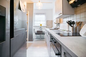 Fridge, oven, stovetop, dishwasher