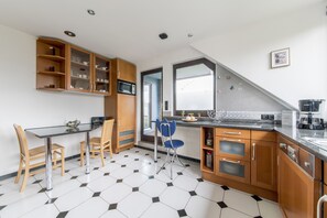 Kühlschrank, Mikrowelle, Herdplatte, Wasserkocher