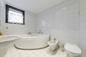 Bathtub, hair dryer, towels, soap - Private Apartment Sickenberghof (Hannover)